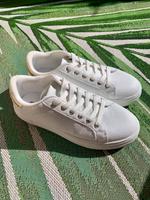 Weiße Sneaker, goldene Details, Turnschuhe Niedersachsen - Salzgitter Vorschau