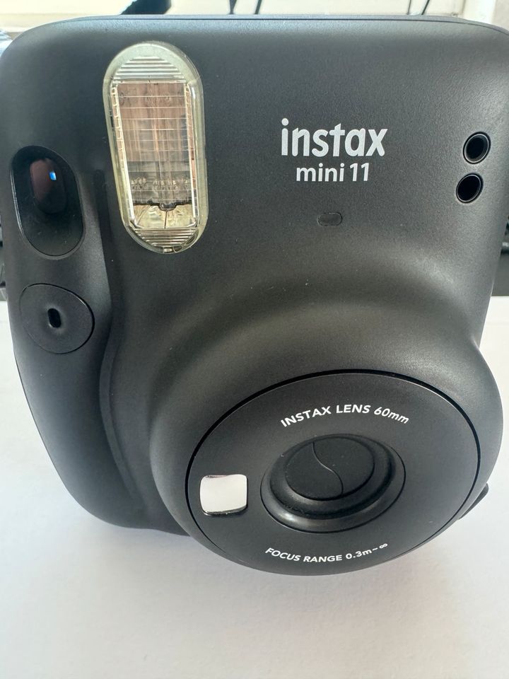 Instax mini 11 schwarz (charcoal gray) inkl. OVP und Schutzhülle in Neudietendorf