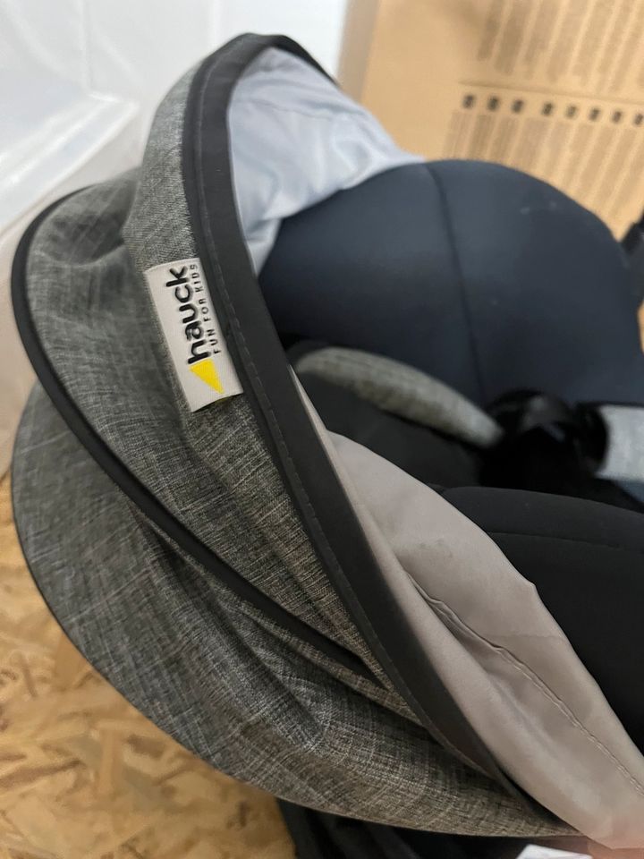 Babyschale Hauck schwarz Comfort Fix mit Verdeck in Hilden