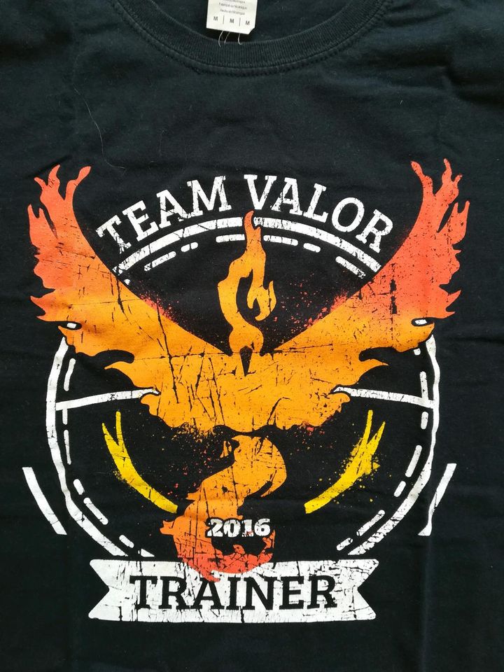 Qwertee Nerd T-Shirt Pokemon Go Team Valor in Oberhausen