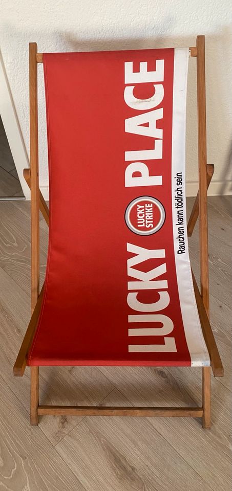 Klappbarer Liegestuhl aus Holz im Lucky Strike Design ! in Eisleben