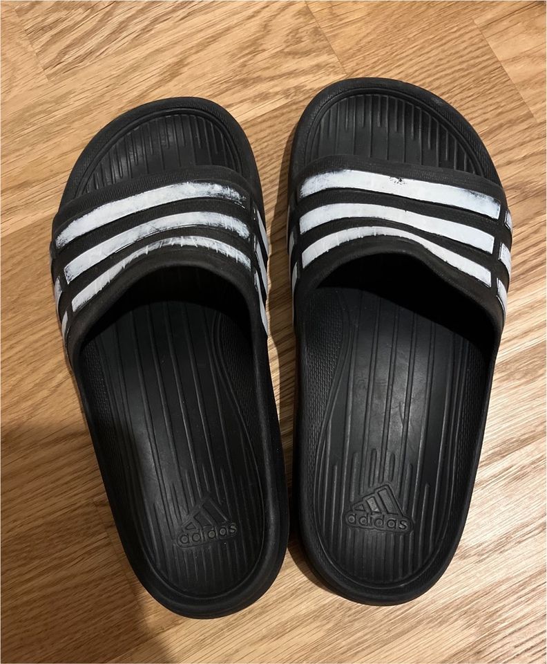 Adidas Adiletten Sandalen schwarz weiß Gr. 34 in Hamburg