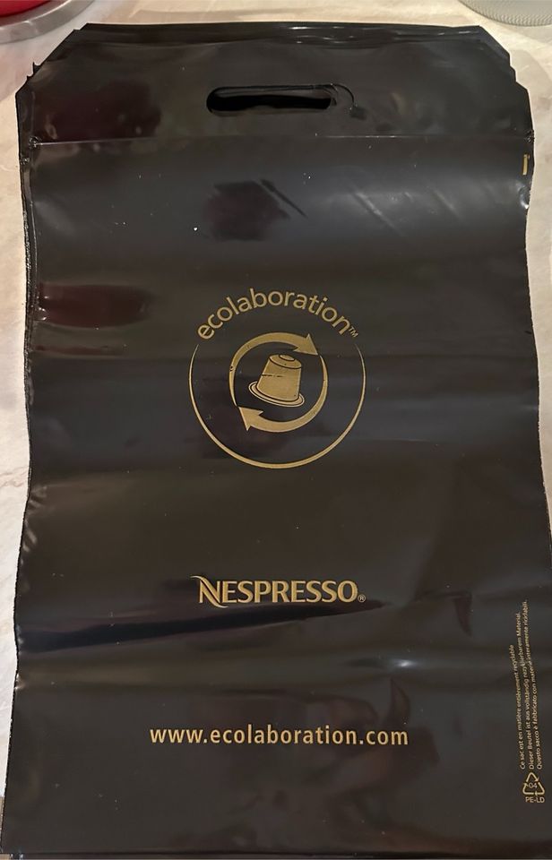 Nespresso Kaffeemaschine mit Milchaufschäumer und Zubehör in Verl