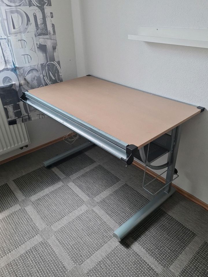 Schreibtisch höhenverstellbar in Knetzgau