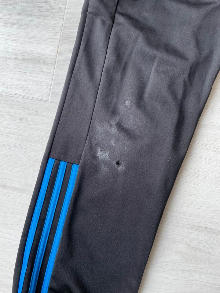 Adidas Trainingsanzug Gr. 152 mit Tragespuren in Bovenden