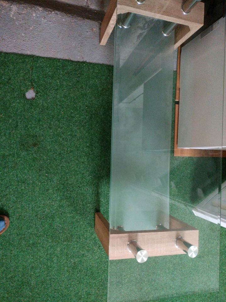 Elektrischer Kamin mit modernem kleinen Glastisch in Seelingstädt