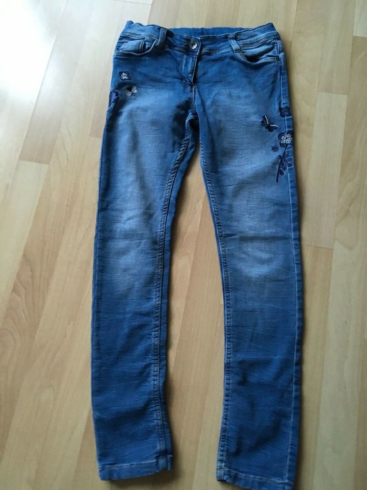 Neuwertige Jeans von Yigga Gr. 152 in Seester