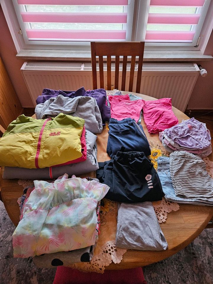 Kleiderpaket für Mädchen gr 134/140 in Mölln