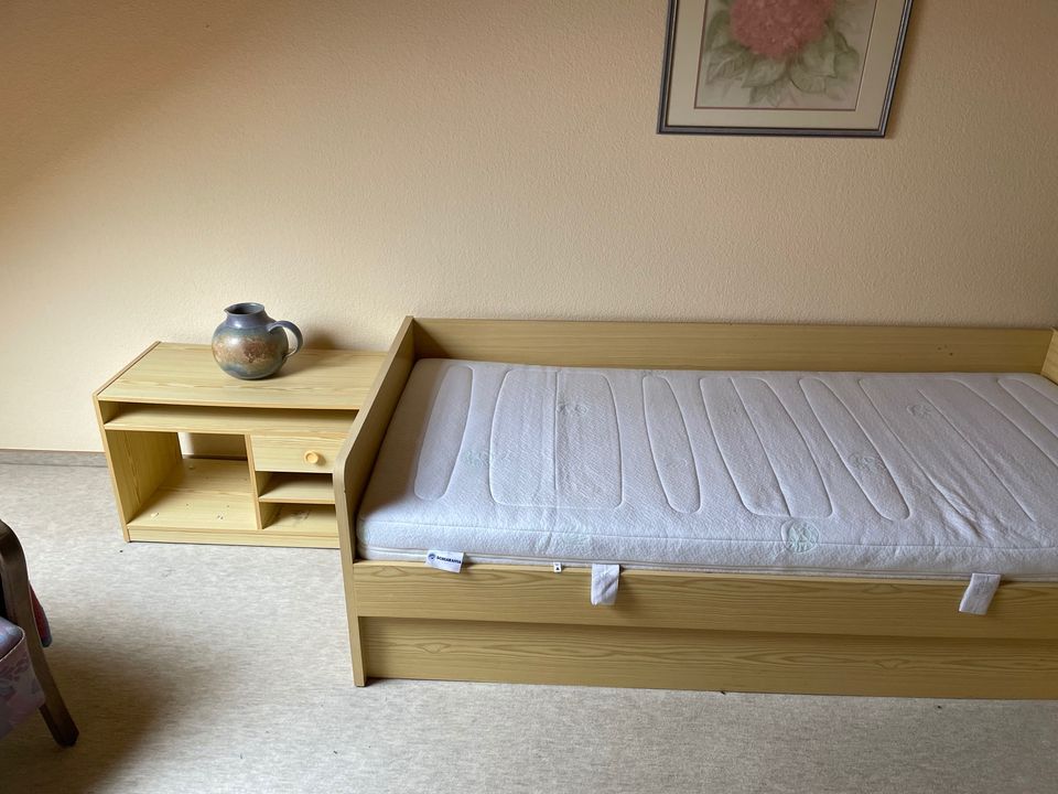 Jugendzimmer/Kleiderschrank/Kommode Bett in Bad Driburg