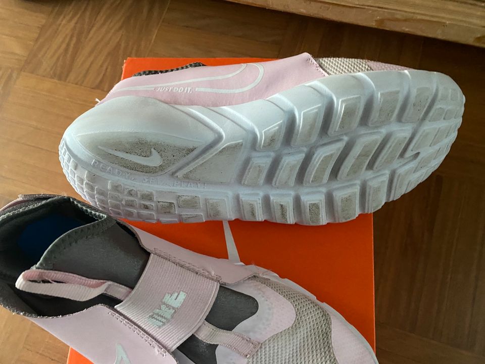 Slip-In, Hallenschuhe v Nike, Gr 39, rosé/grau, Sportschuhe in Essen