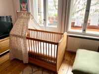 Babybett* Kinderbett* Vollholz* mit Matratze und Betthimmel Friedrichshain-Kreuzberg - Kreuzberg Vorschau