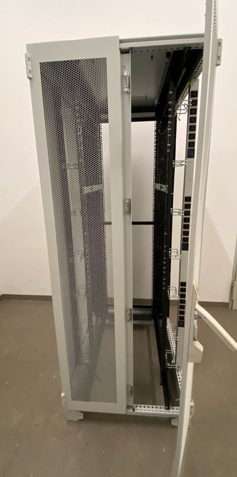 Rittal Serverschrank, Netzwerkschrank Schaltschrank 42HE System in Petersaurach