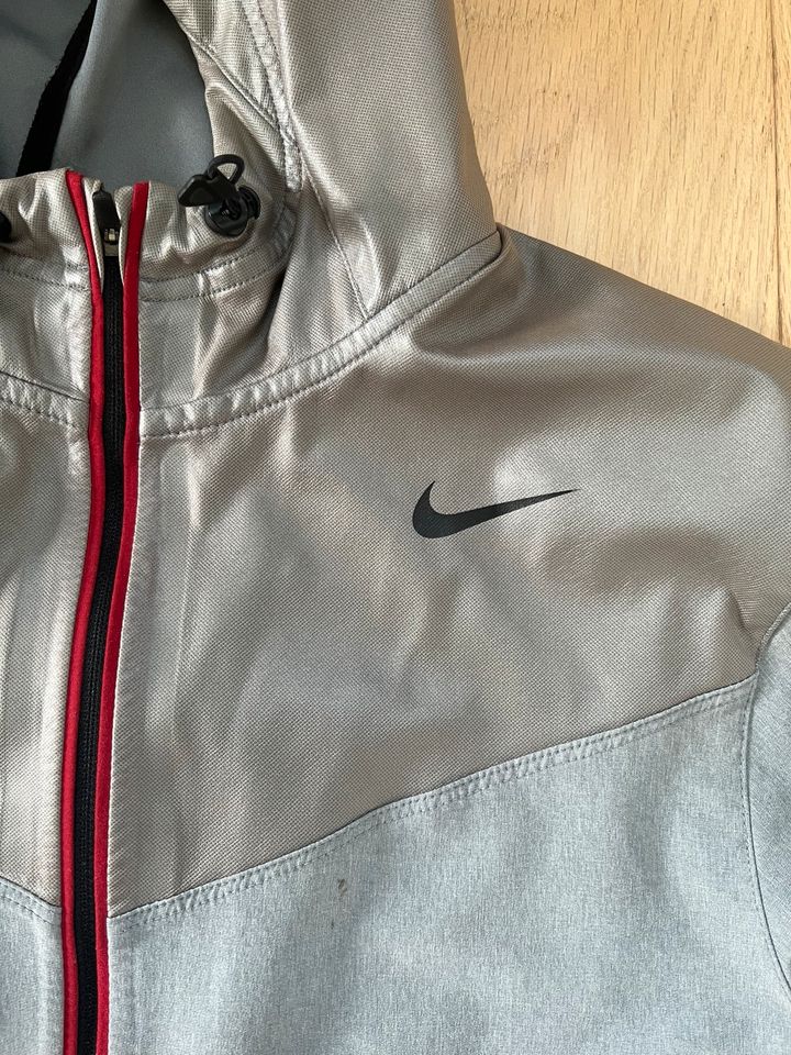 Nike Jacke Training grau S silber rot leicht Kapuze wasserabweise in Kempten