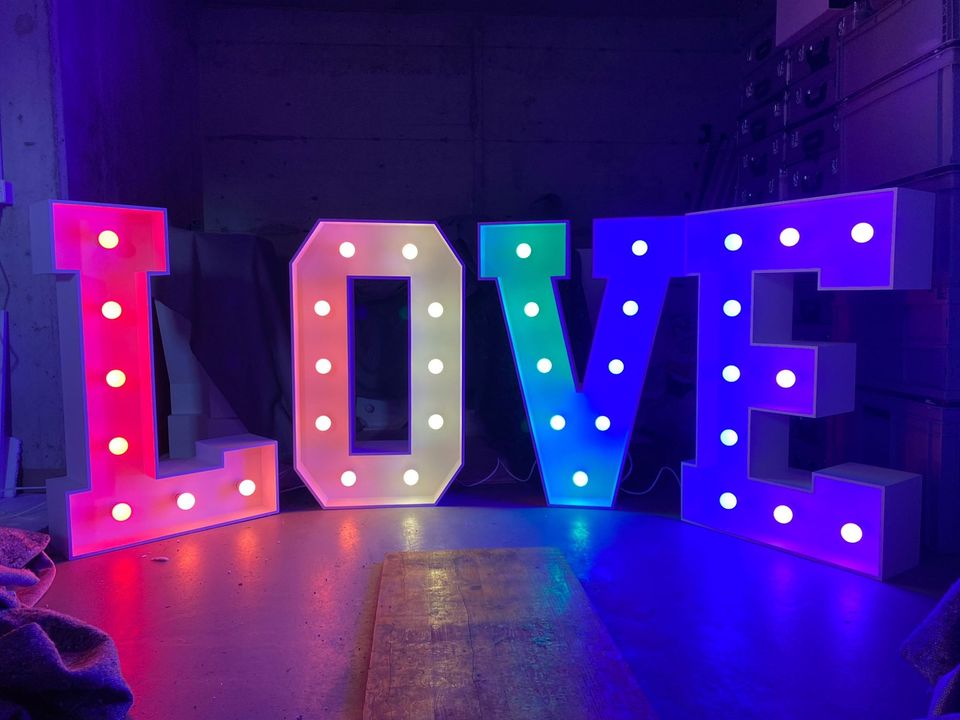 NEU - XXL LED Leuchtbuchstaben "LOVE" 1,20m Perfekt für Hochzeit in Großholbach