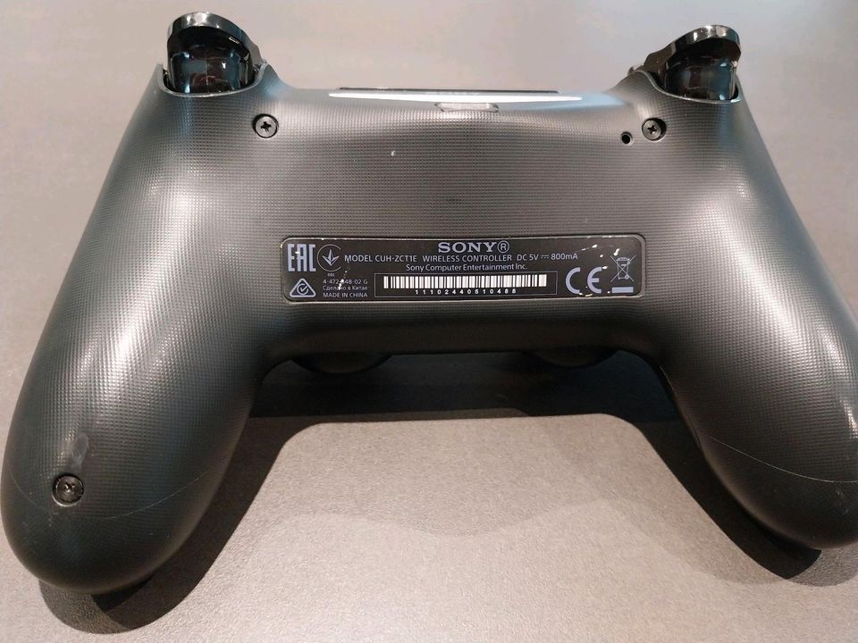 2 Stück Controller für Playstation 4, schwarz, grau, neuwertig in Buchen (Odenwald)