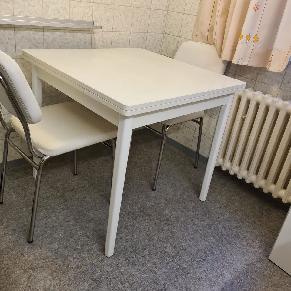 Tisch und Leder Stühle weiß rechteckig in Berlin