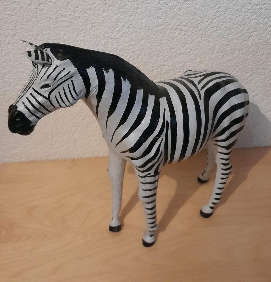 Zebra / Deko aus Pappmache in Wallichen