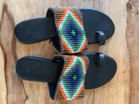 H&M Sandalen Pantolette Zehenschlaufe  Perlen, schwarz - wie neu Hessen - Bad Vilbel Vorschau