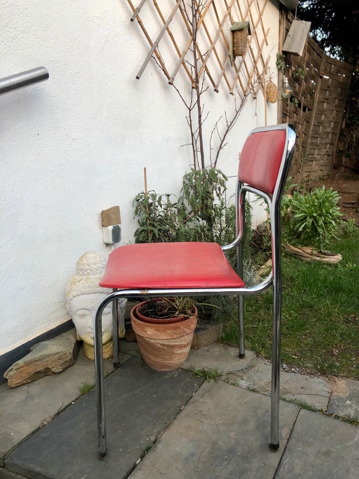 Vintage aus den 60ern: Küchenstuhl (rot) in Weilerswist