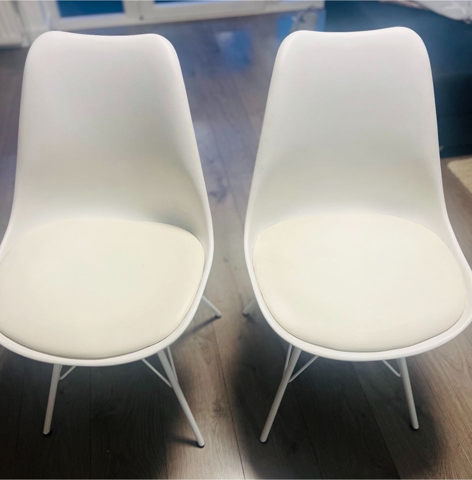 4 Stühle in weiß in Bremen