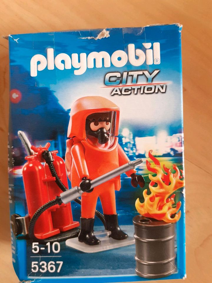 Playmobil Feuerwehr Leiterfahrzeug mit Zubehör in Niederfüllbach