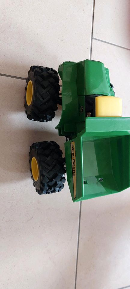 John Deere Kipplaster mit Geräusch- und Rüttelfunktion in Neubörger