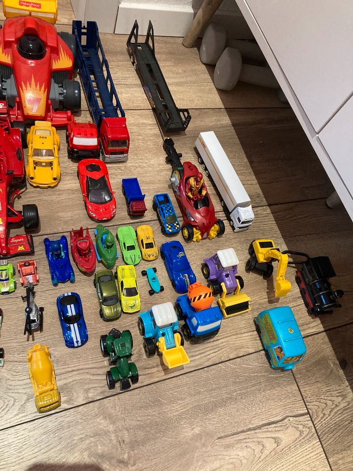 200 Spielzeug Autos und Zubehör in Fuldatal