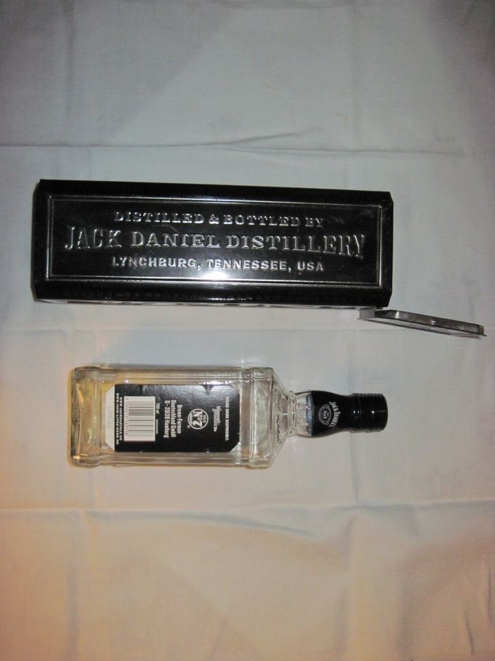 Jack Daniels Blechdose mit leere Flasche (1) in Eichenbühl