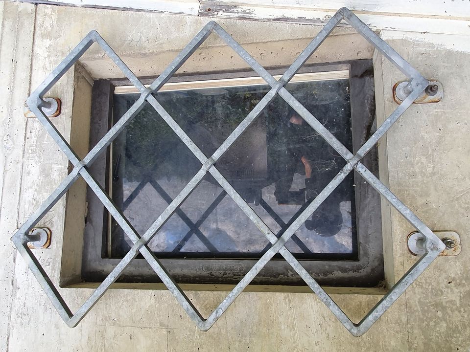 2 Fenstergitter Einbruchschutz Maße: 86 x 110 und 107 x 90 à 100