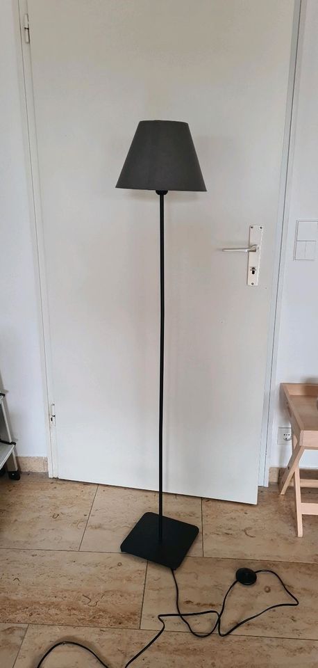 Stehlampe in Schwarz in Menden