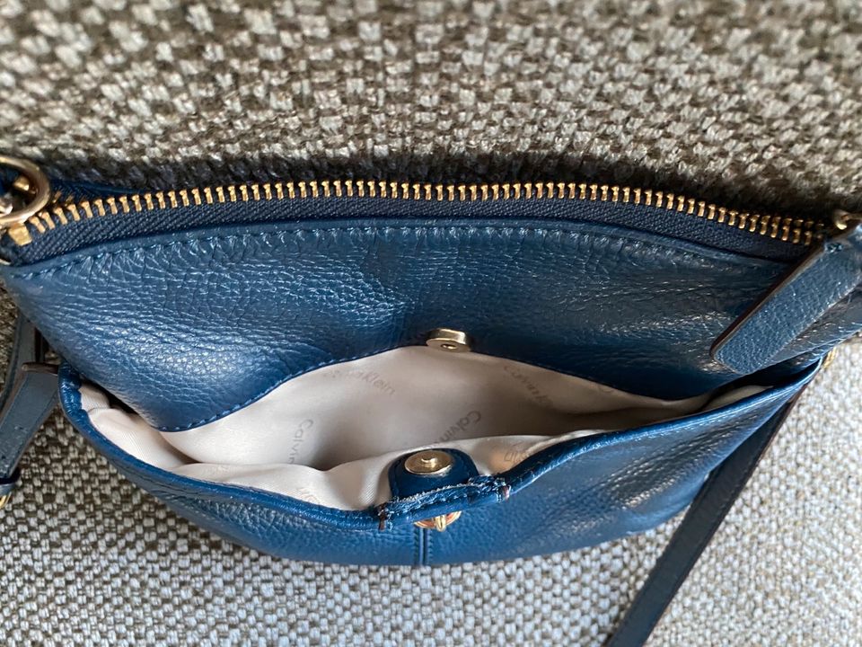 Calvin Klein Leder Handtasche blau in Gütersloh