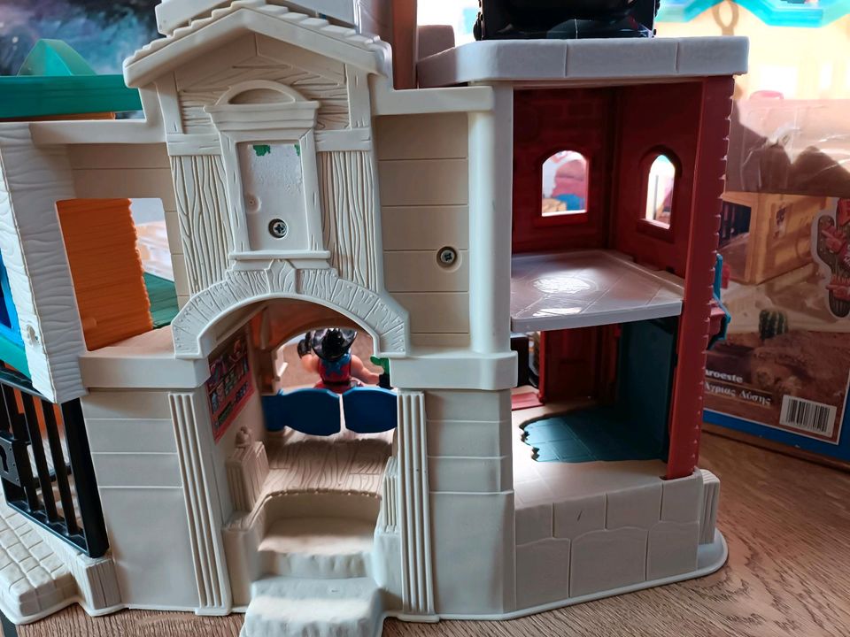 Fisher-Price Wild West Stadt + Kutsche + Rodeo Stier in Moringen