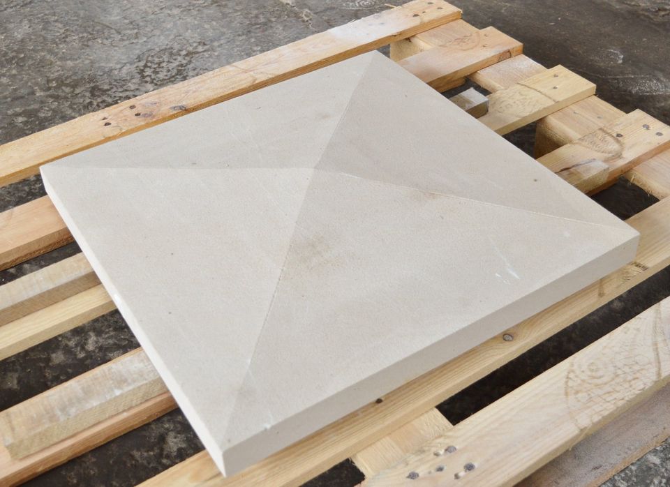 Pfeilerabdeckung Sandstein grau gelb 50x50x4-​8 cm mit Schräge in Lohmen