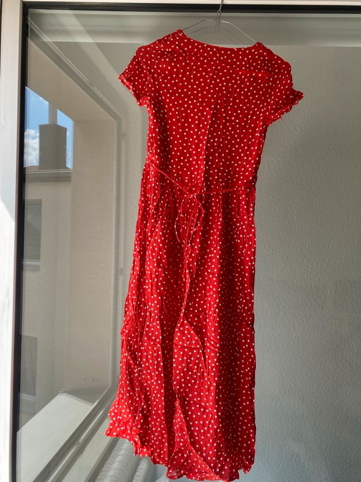 Rotes Sommerkleid mit Punkten in Braunschweig