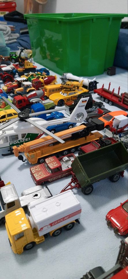 Über 125 Siku,  Matchbox Spielzeugautos Konvolut in Dillenburg