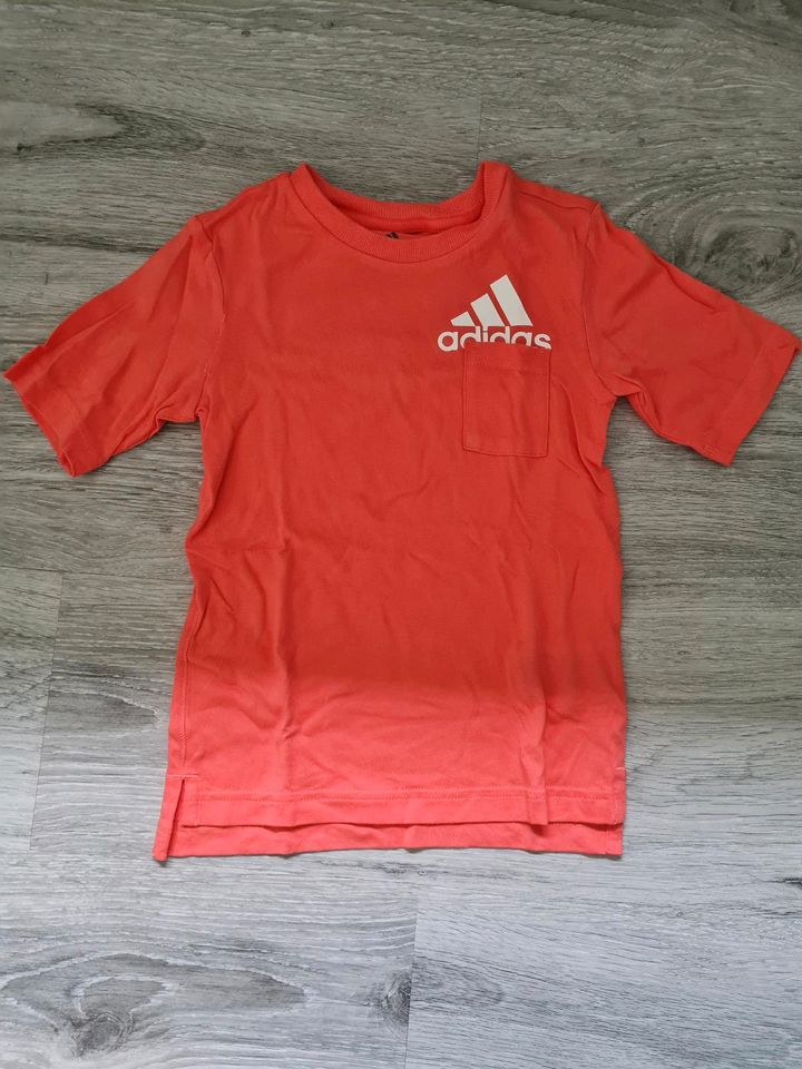 Adidas T-Shirts 4 Stück Größe 98 Neuwertig in Siegen