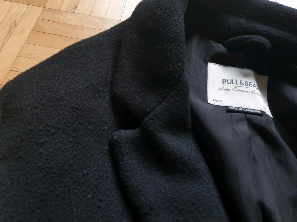 Schwarzer schöner Mantel von Pull & Bear, schlicht und elegant in Rösrath