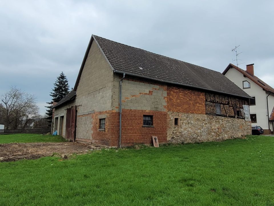 Bauernhof mit Garagen, Stall und Scheune in Kleinkahl