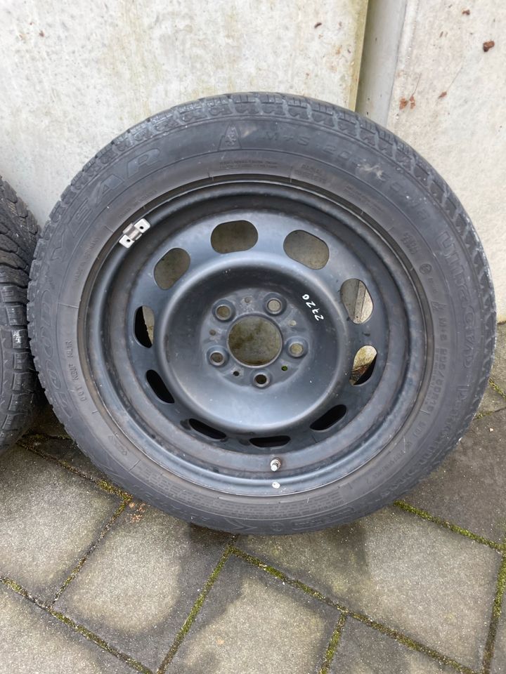 BMW 1er F20 F21 Winterreifen 205/55 R16 Goodyear Sensor in Troisdorf