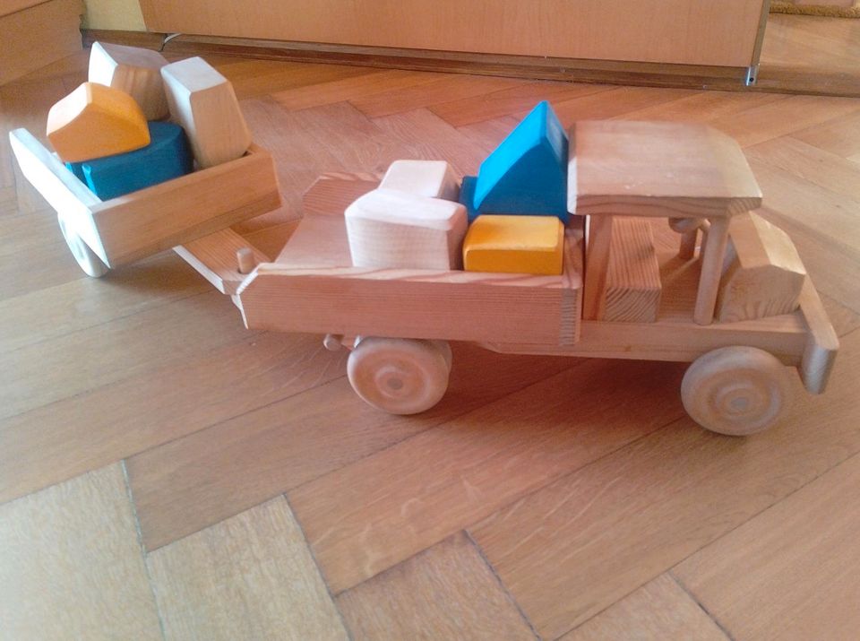 Holz-Laster, Kipp-Laster, mit Anhänger Holzauto in Halle