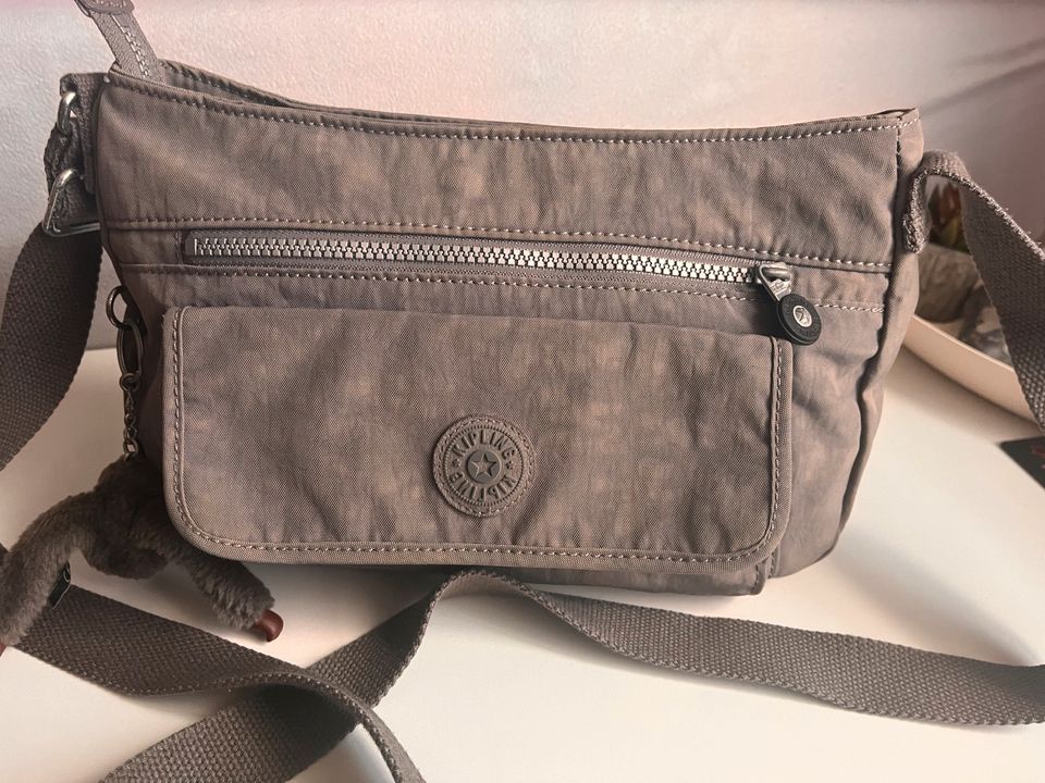 Handtasche Kipling klein grau in Stralsund