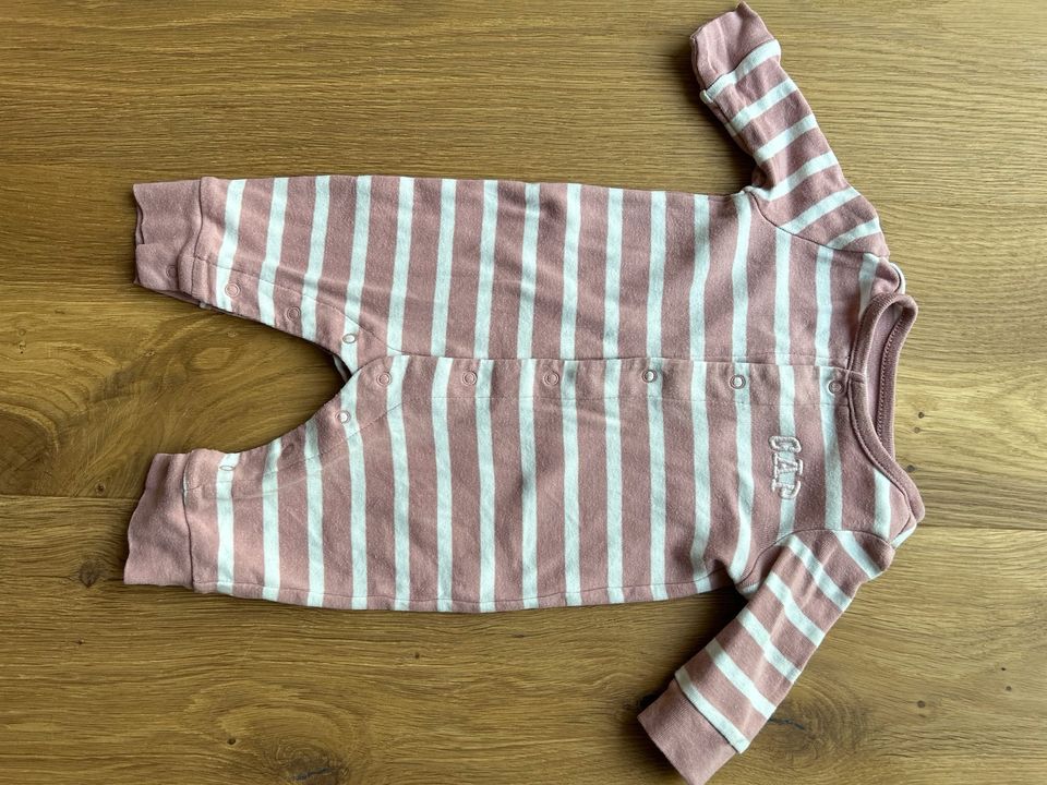 2x GAP Baby Strampler rosa/weiss und grau 52/56 in Stuttgart