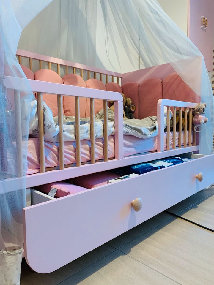 IKEA MYLLRA Babybett mit Schubfach rosa Kinderbett 70x140cm Set in Böblingen