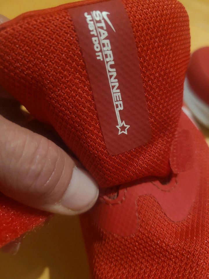 Nike starrunner Turnschuhe weiße Sohle Größe 27 nur 1x getragen in Burgdorf