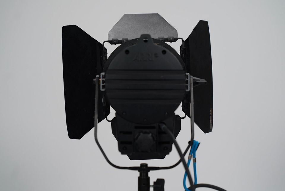 ARRI Junior 1000W Plus Fresnel Tungsten Stufenlinse Filmlicht in München