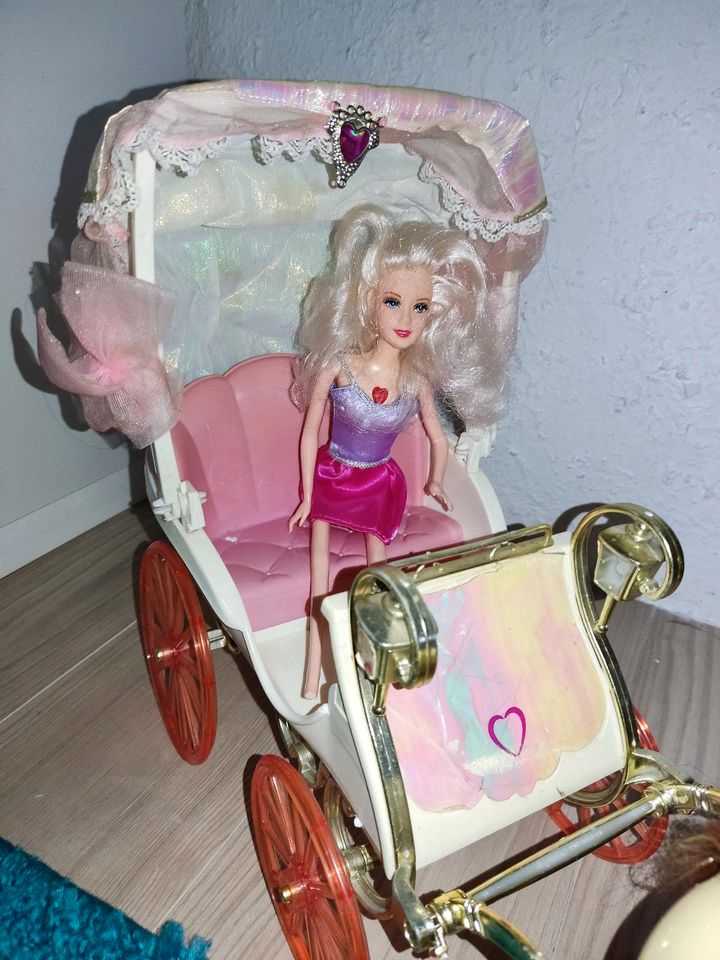 Barbie Kutsche 1976 mit funktioneller Puppe und Pferd in Schramberg