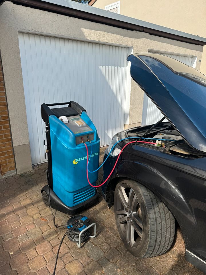 Auto Klimaanlage Service mit Gas R134A in Rodenbach