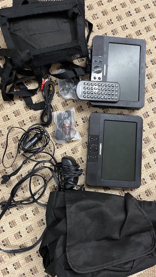 Tragbarer DVD Player mit 2 Bildschirmen in Leichlingen