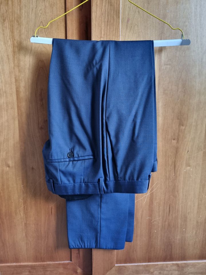 Dunkel Blauer Hugo Boss Anzug, kaum getragen in Trittau
