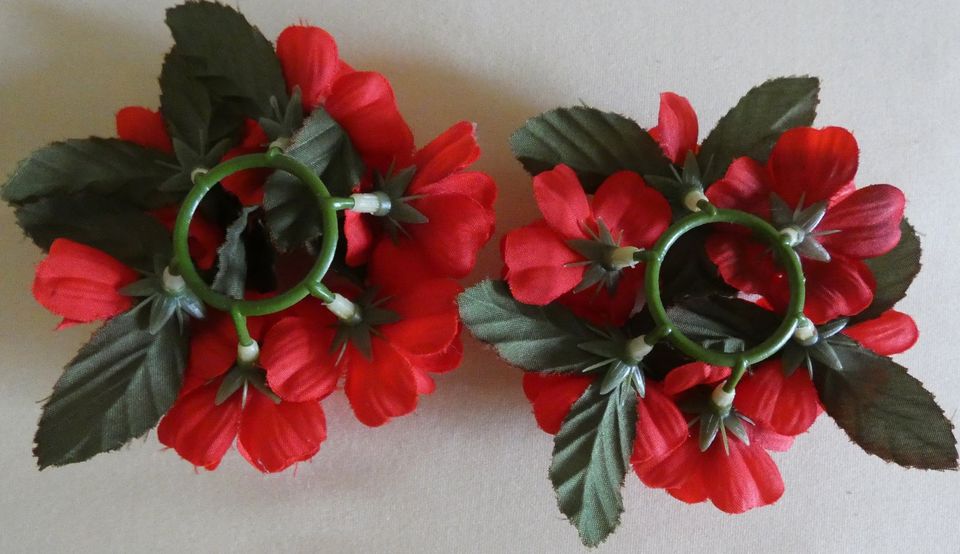 2 Blumenkränzchen für Kerzenständer - Rote Blüten/grüne Blätter in Lingenfeld